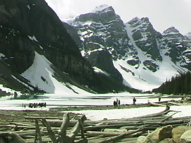 Moraine Lake with Tourists — Stock Video