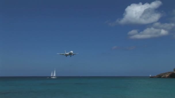 Flygplan som flyger i skyn — Stockvideo