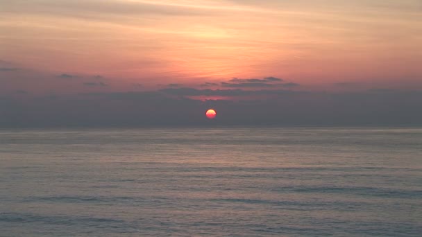 Sonnenaufgang mit Ozean abbrechen — Stockvideo