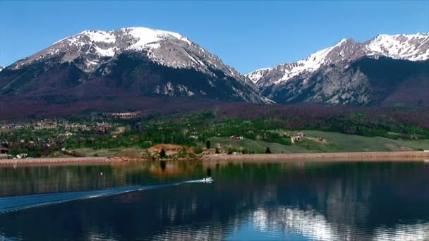 Швидкісний катер на озері Діллон — стокове відео