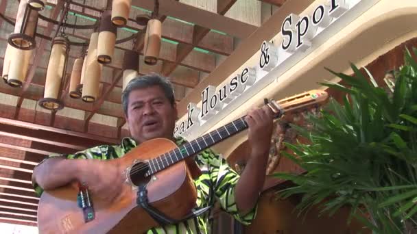 Hombre tocando en la guitarra — Vídeos de Stock