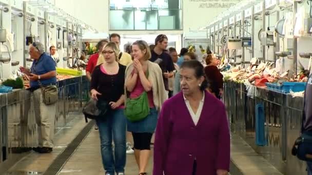 Mercado de Cádiz con visitantes — Vídeo de stock
