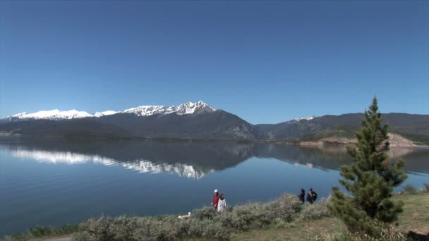 Lago Dillon con excursionistas — Vídeo de stock