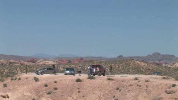 Turistas no deserto rochoso — Vídeo de Stock