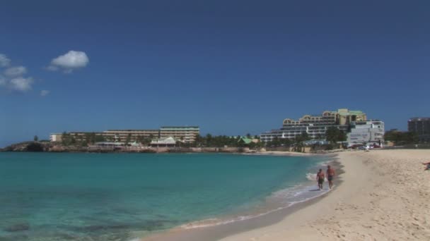 Playa Maho en las islas Antillas — Vídeo de stock