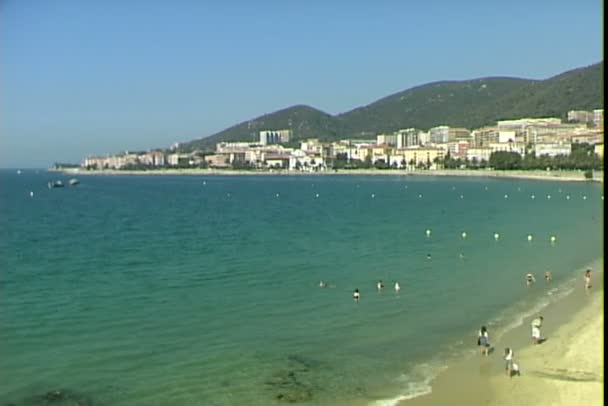 Costa de playa en la isla de Córcega — Vídeo de stock