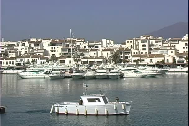 Puerto Banus jachthaven — Stockvideo