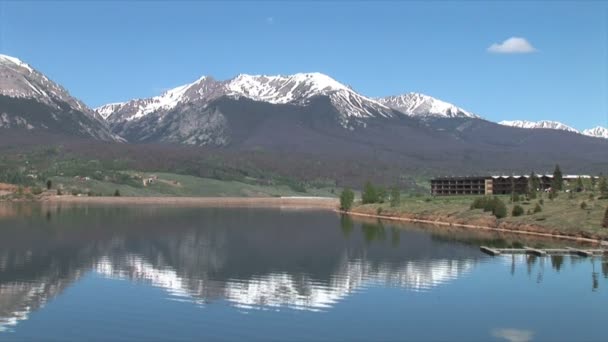 Pescador en el lago Dillon — Vídeos de Stock