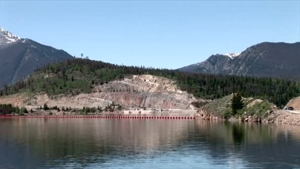 Tráfico cerca del lago Dillon — Vídeos de Stock