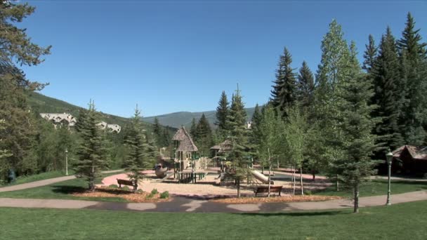 Parque infantil en Beaver Creek — Vídeo de stock