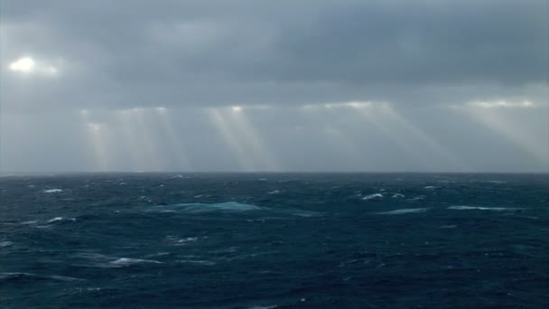 Дождь в бурном море — стоковое видео