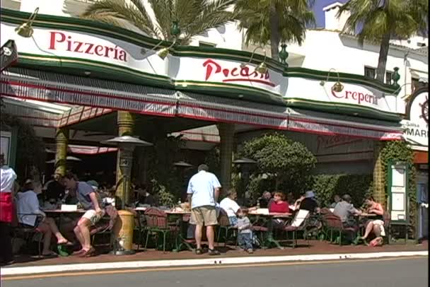 Mensen zitten in de Pizzeria — Stockvideo