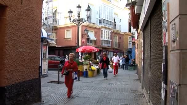 Een kleine backstreet in Cadiz — Stockvideo