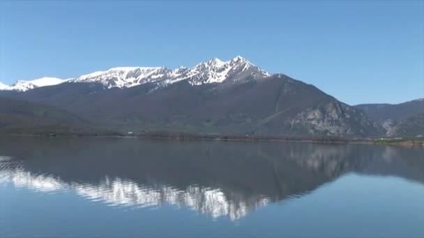 ディロン湖と雪に覆われた尾根 — ストック動画