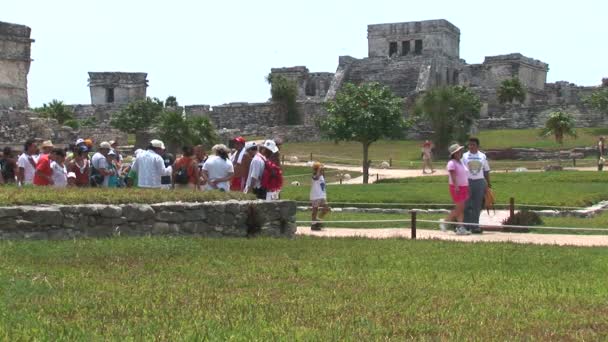 Toeristen bezoeken Tulum tempel ruïnes — Stockvideo
