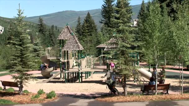 Parque infantil en Beaver Creek — Vídeos de Stock