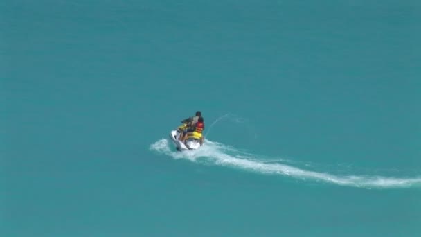 Waverunner en el océano en México — Vídeo de stock