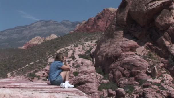 Photographe dans le désert rocheux — Video