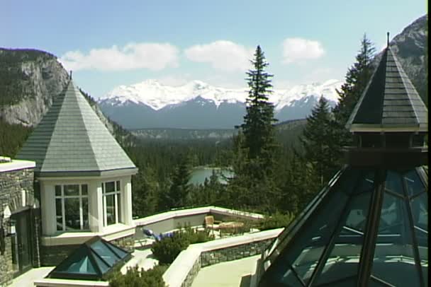 The Fairmont Hotel i Banff våren — Stockvideo