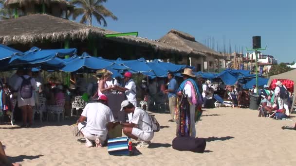 Meksika'daki sahilde tüccarlar — Stok video