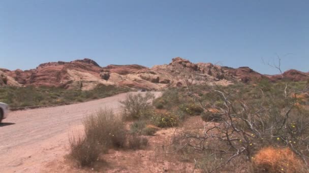 砂漠の道路で運転する車 — ストック動画