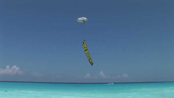 Persona Parasailing en Cancún — Vídeos de Stock