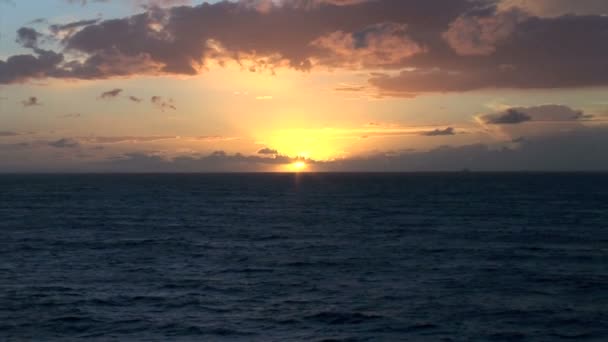 Zonsondergang vanaf Cruise schip balkon — Stockvideo