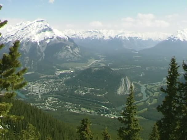 Město Banff v horách od hotelu Fairmont — Stock video