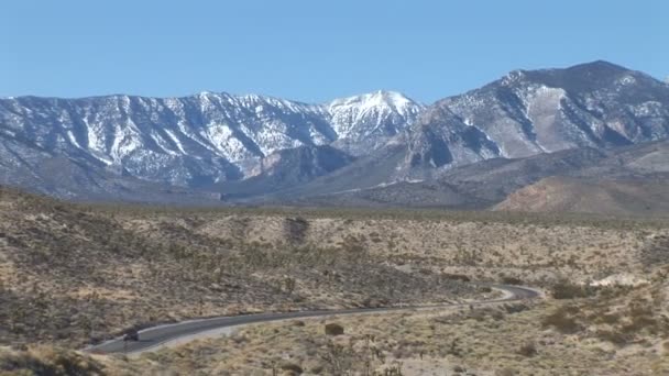 Montañas nevadas en el desierto — Vídeos de Stock