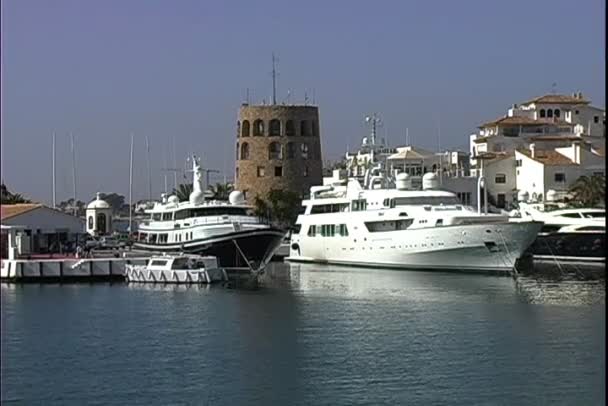 Yachts dans le port sur l'île de Corse — Video