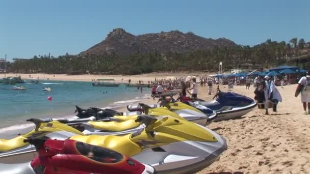 Vattenskotrar på stranden i Mexiko — Stockvideo