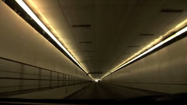 Voiture traversant un long tunnel — Video