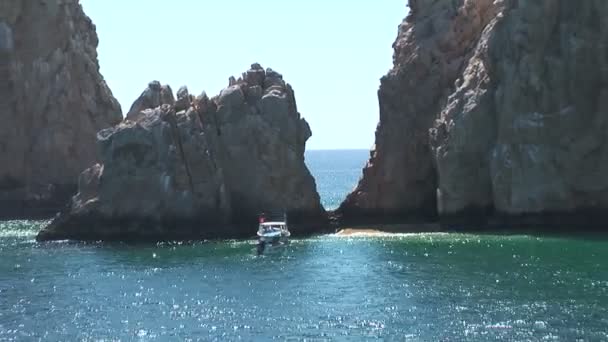 Barcos cerca de la punta de la península de Cabo San Lucas — Vídeo de stock