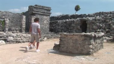 Tulum Tapınağı kalıntıları turist ziyaret