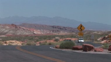 Çölde yolda araba sürmek