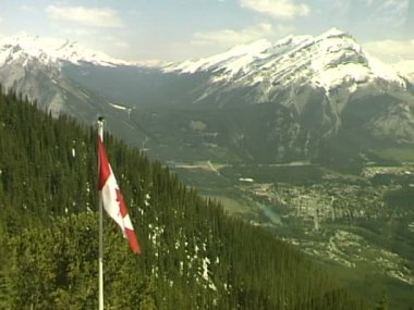 Kanada bayrağı Banff şehri uçar