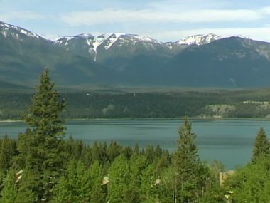 Invermere göl kıyısındaki görünümünü