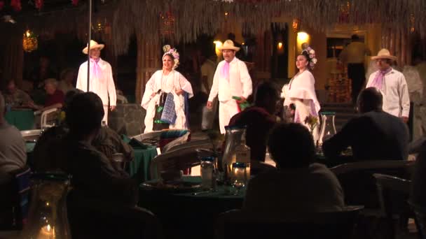 Dansers voeren tijdens het diner — Stockvideo