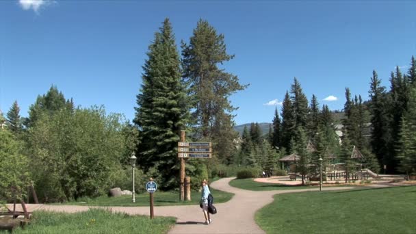 Parque infantil em Beaver Creek — Vídeo de Stock