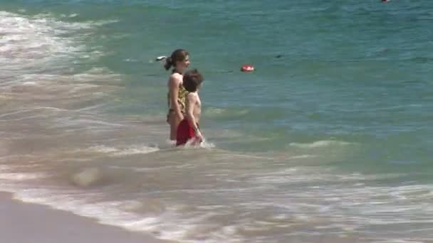Niños nadando en el océano — Vídeo de stock