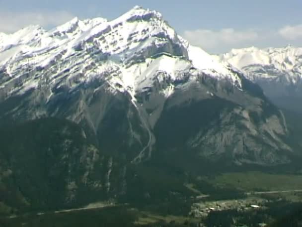 Banff city in mountains from Fairmont hotel — Stock Video
