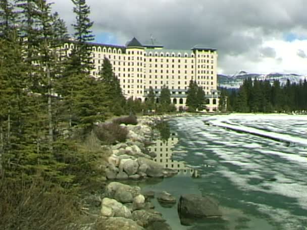 Fairmont Chateau Hotel perto do Lago Louise — Vídeo de Stock