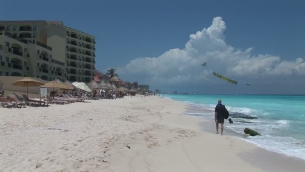 Mensen in Cancun Resort Beach — Stockvideo