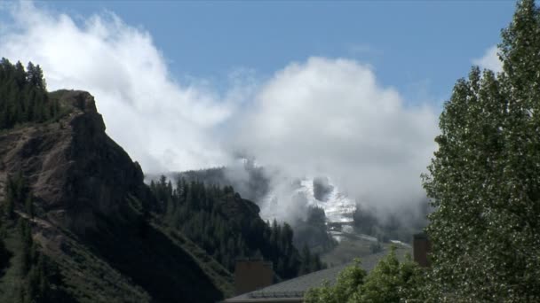 Nubes en la montaña nevada — Vídeos de Stock