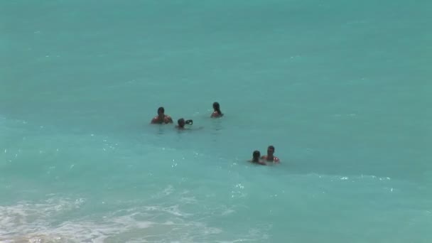 Les gens nagent dans l'eau de mer — Video