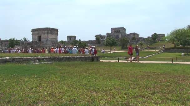 Touristen besuchen Ruinen des Tulum-Tempels — Stockvideo