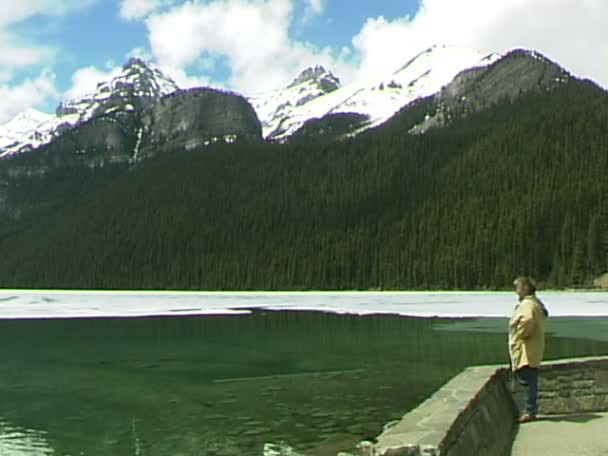 Mujer en Lake Louise en Canadá — Vídeos de Stock