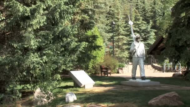 Статуя лыжника в Вейл-Сити — стоковое видео