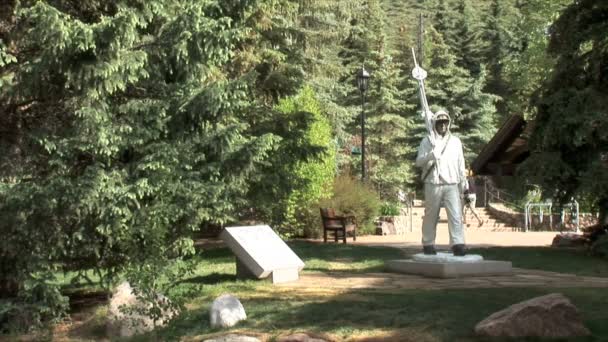 Skidåkare staty i Vail city — Stockvideo