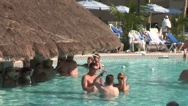 Personer i poolbaren i Cancun — Stockvideo